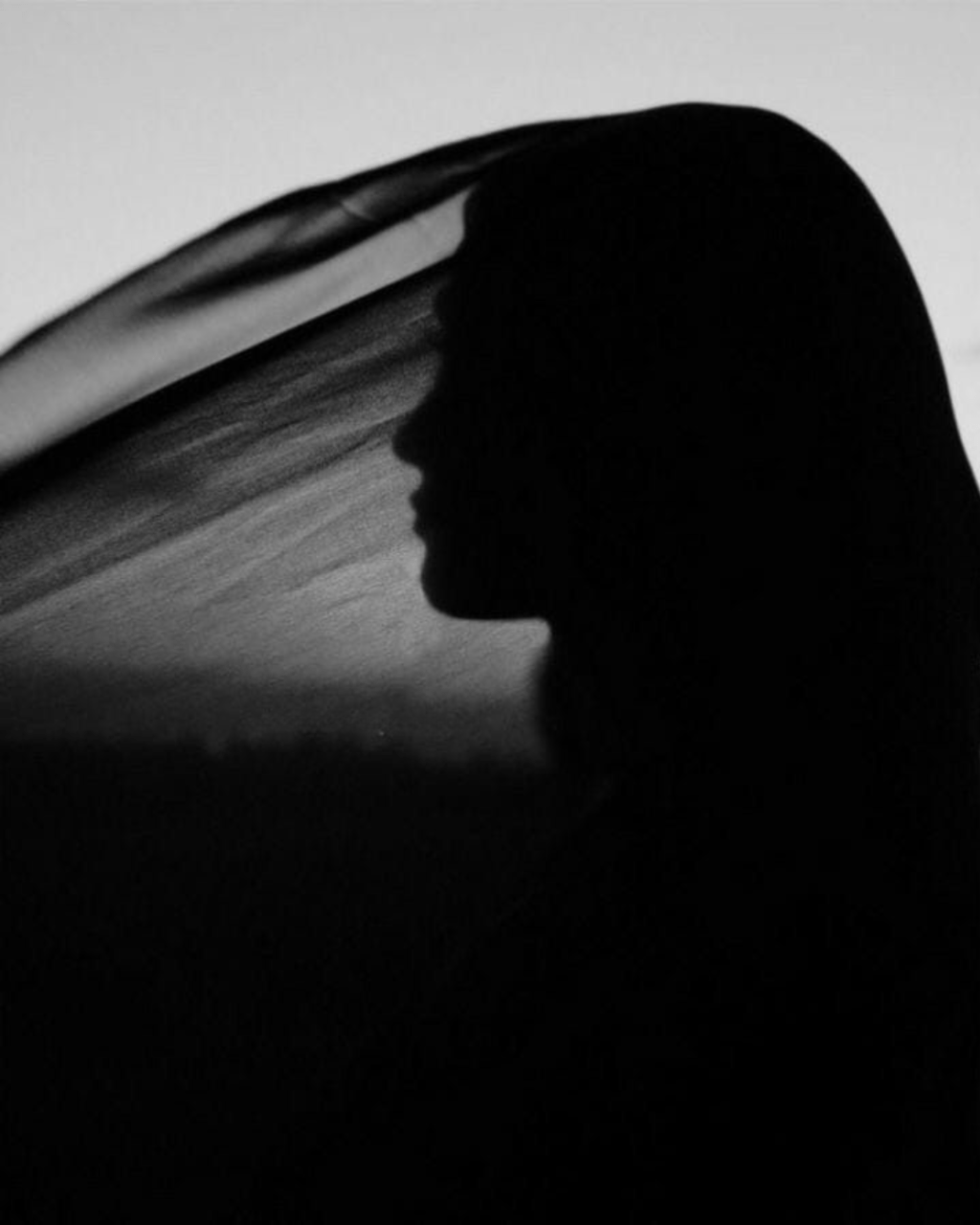 Femme voile noir